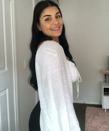 背が高くて巨乳のOnlyFans アダルト 写真