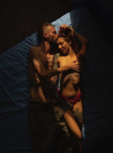 曲線美の女の子オンリーファンズ ホット 写真