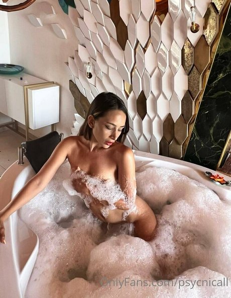 BBW パウグ オンリーファンズ 裸 写真