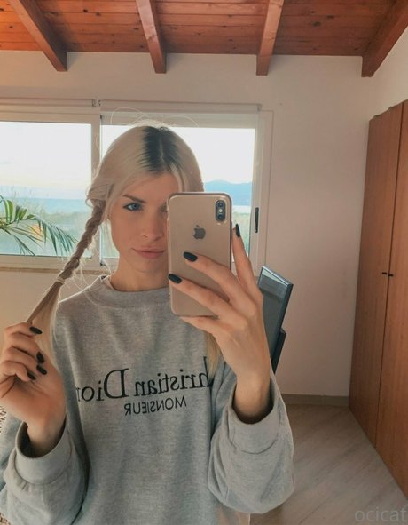 巨乳の黒人女性オンリーファンズ アダルト 写真