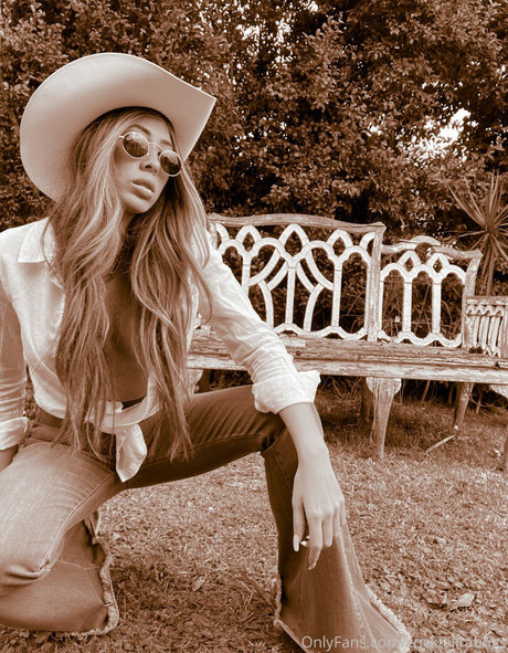 大きな乳首オンリーファンズ 美しい 画像