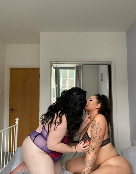 ポーグガールズオンリーファン セクシー裸 画像