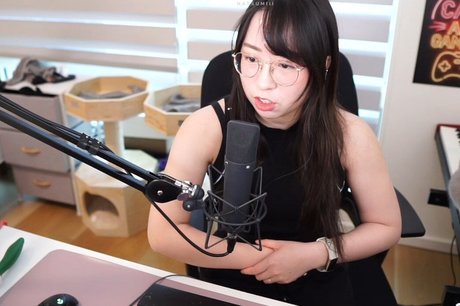 アラブのティーンズオンリーファンズ セクシー裸 写真