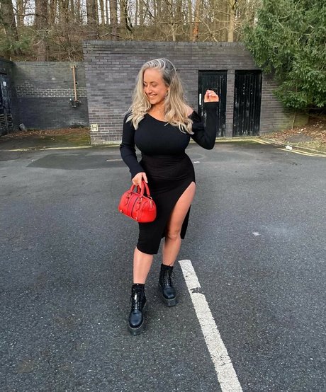 アジア人のティーンの足 オンリーファンズ ヌード ギャラリー