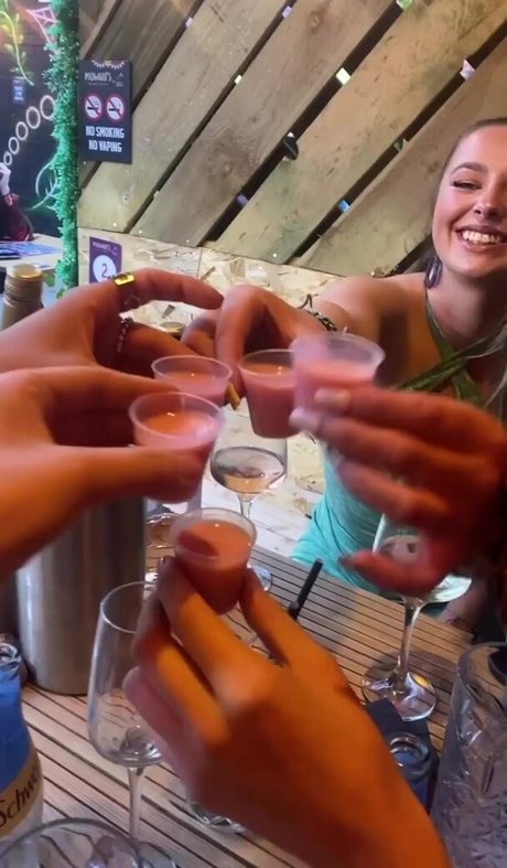 巨乳ブルネットオンリーファンズ アダルト 画像