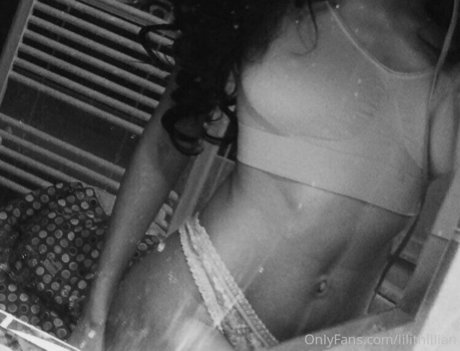 ピアス乳首オンリーファンズ ポルノ 画像