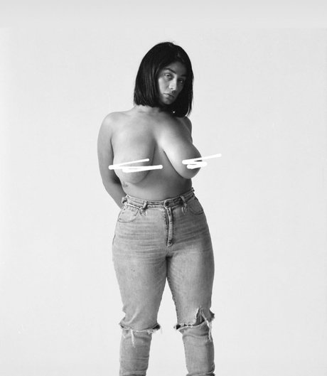 男性TikTokスターOnlyFans エロチック 写真