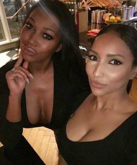 巨乳ティーンオンリーファンズ ホットセックス 画像