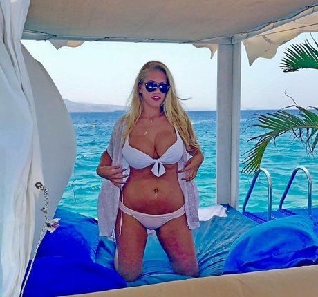 ミニドレス OnlyFans アートヌード 写真