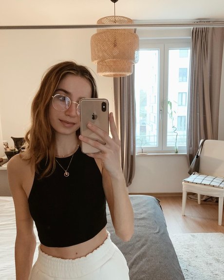 巨乳の熟女オンリーファンズ セクシー裸 写真