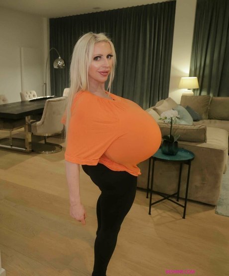 裸の熟女オンリーファンズ ポルノ 画像