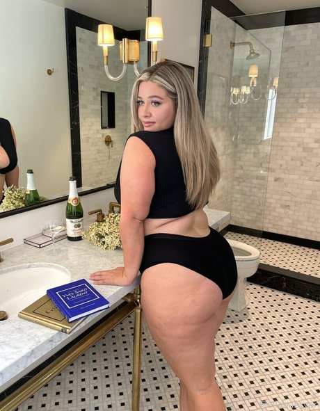 アンバー・オンリーファンズ トップ 写真