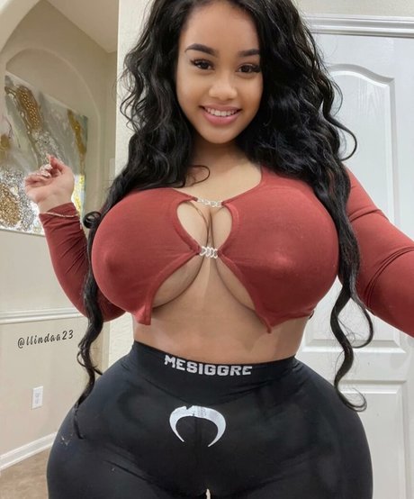 巨乳ブルネットオンリーファンズ セクシー裸 ギャラリー