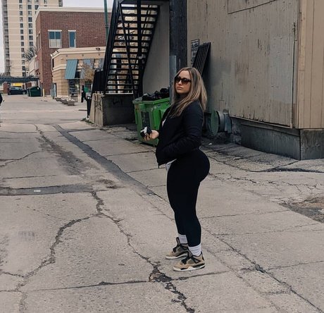 Anjadee ポルノスター 写真