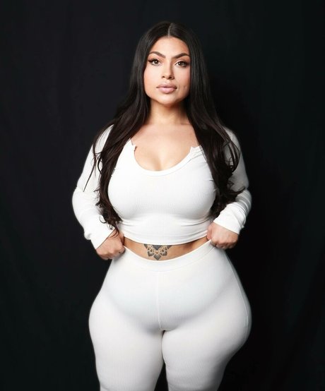 巨乳 パイズリ OnlyFans ホットセクシー 画像