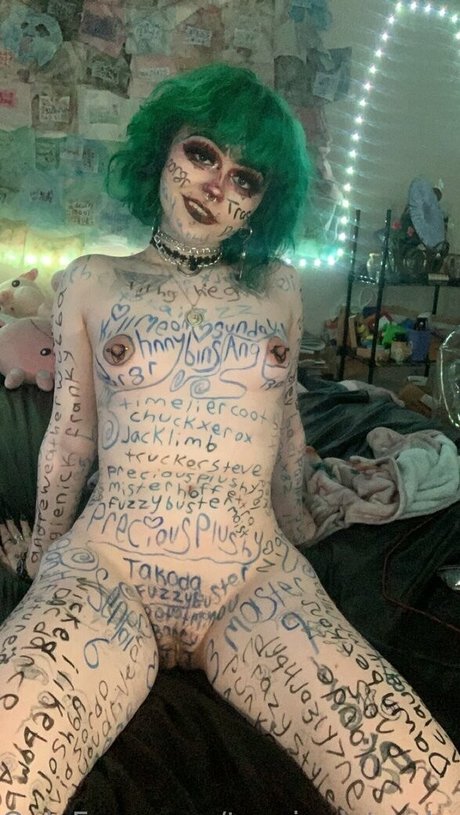 ピアス乳首オンリーファンズ アートポルノ 写真