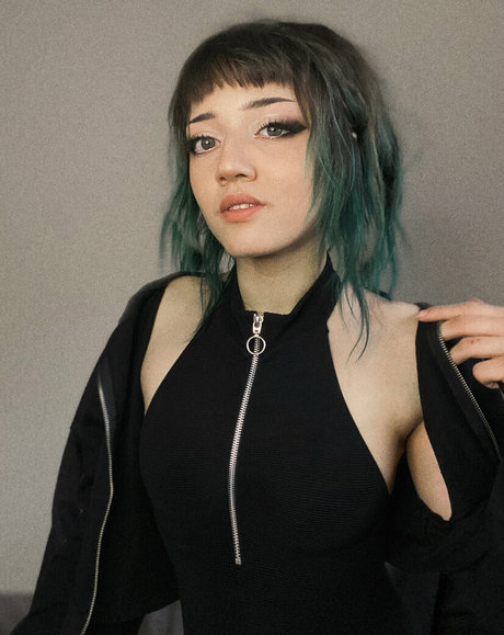 ダーティトークオンリーファンズ セクシーヌード 写真