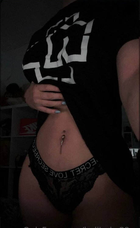 若い黒人女性オンリーファンズ エロチック 画像