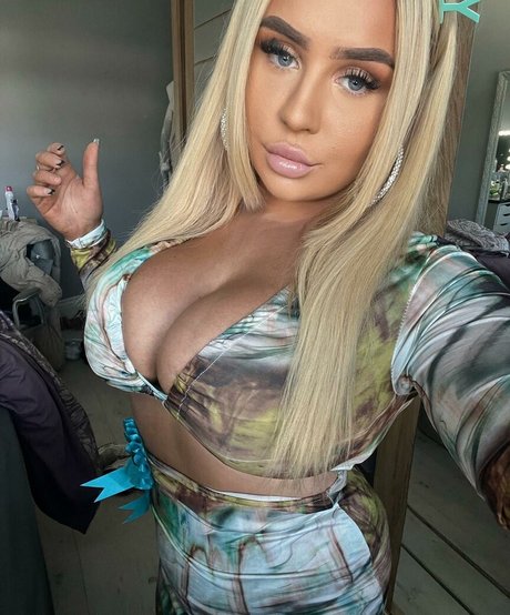 金髪クーガーオンリーファンズ 美しい裸 写真