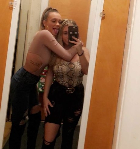 大きなお尻と巨乳のオンリーファンズ 無料セクシー 画像