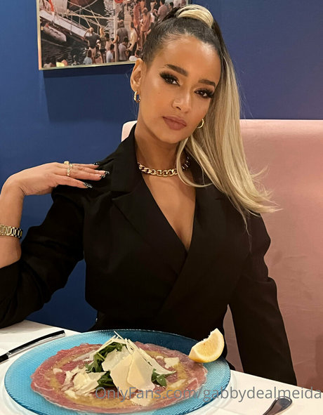 gabbydealmeida アートモデル ギャラリー