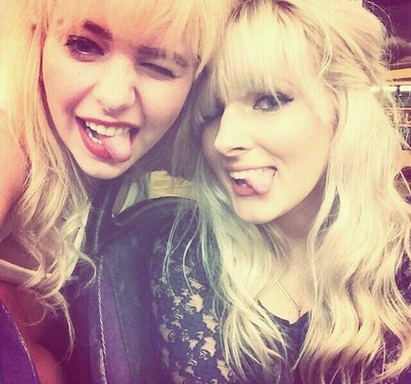 巨大なチンポを持つシーメールオンリーファンズ ポルノグラフィック 写真