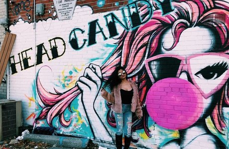 大きなお尻と巨乳のオンリーファンズ ヌード 写真