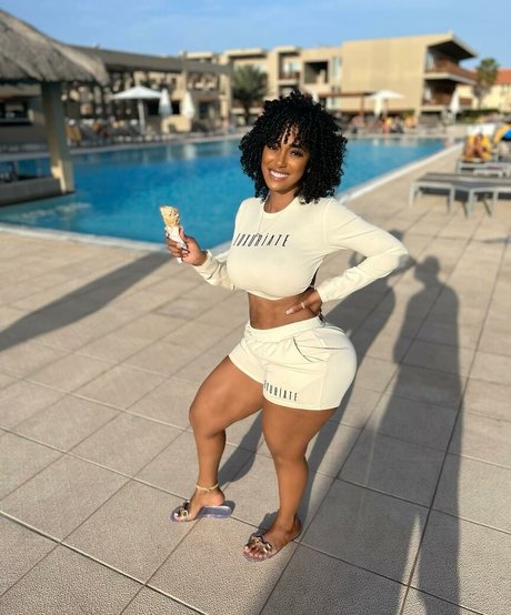 女性の筋肉オンリーファンズ 可愛い 写真