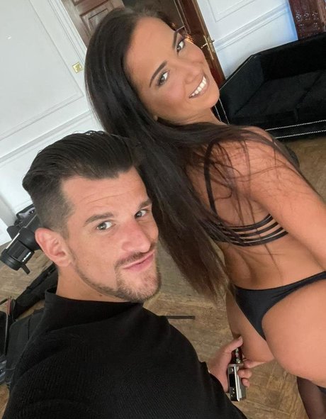 ゴス3P OnlyFans アート裸 写真