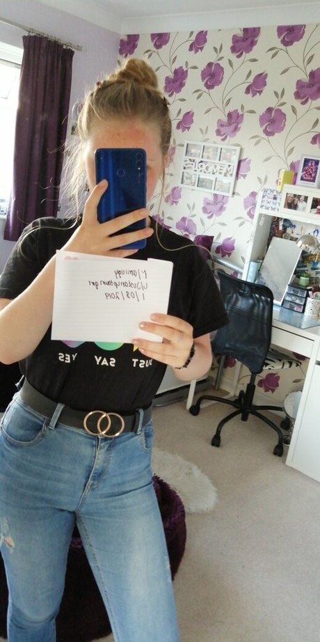 妊娠中のオンリーファンズ セクシーヌード 写真