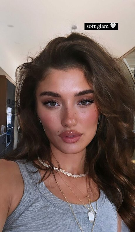 痩せたティーンのオンリーファンズ セクシーヌード 写真