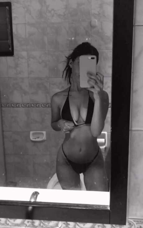 Cande Taverna 裸のスター 画像