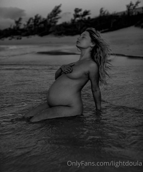 巨大なチンポを持つシーメールオンリーファンズ HD 写真