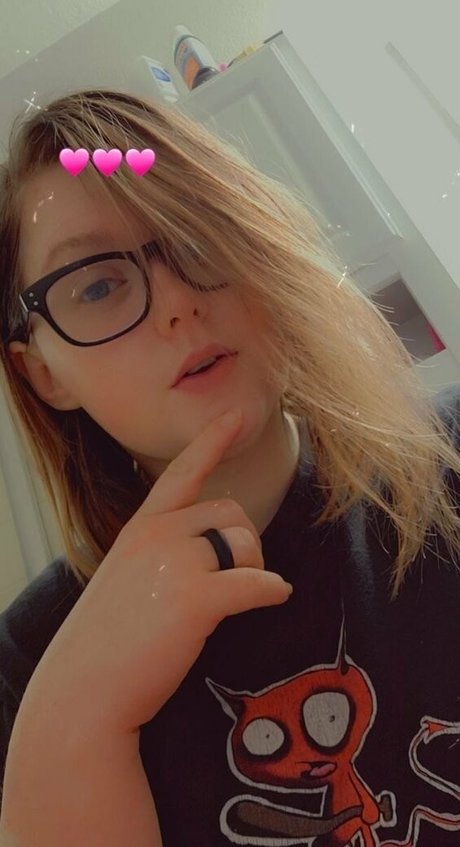 18歳のオンリーファンズ 無料アダルト 画像