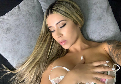 背が高くて巨乳のOnlyFans エロチック 写真