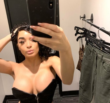 大学生のオンリーファンズ 無料ヌード 写真