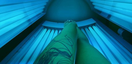 emusnotdeadpremium 裸のスター 写真