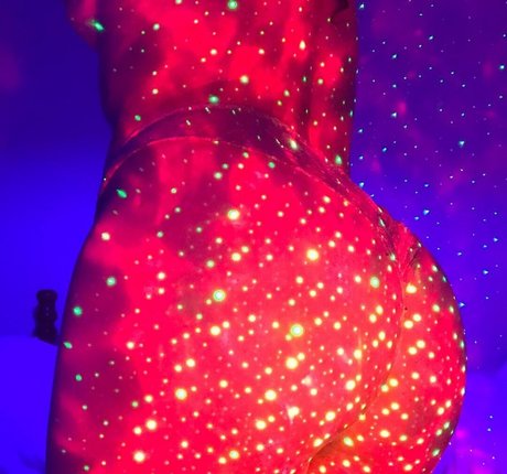 曲線美のラテン系オンリーファンズ セクシー裸 画像