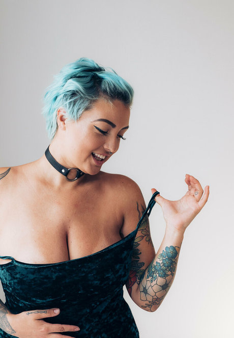 毛深いラテン系オンリーファンズ エロチック 画像