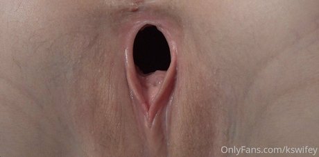 曲線美の女の子オンリーファンズ ヌード 写真