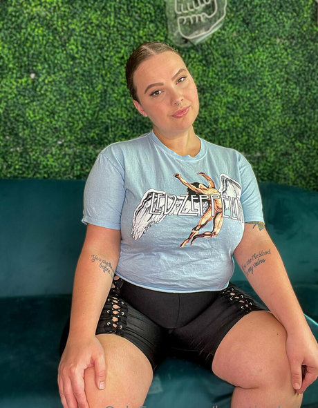 burstingbabe アダルトスター 写真