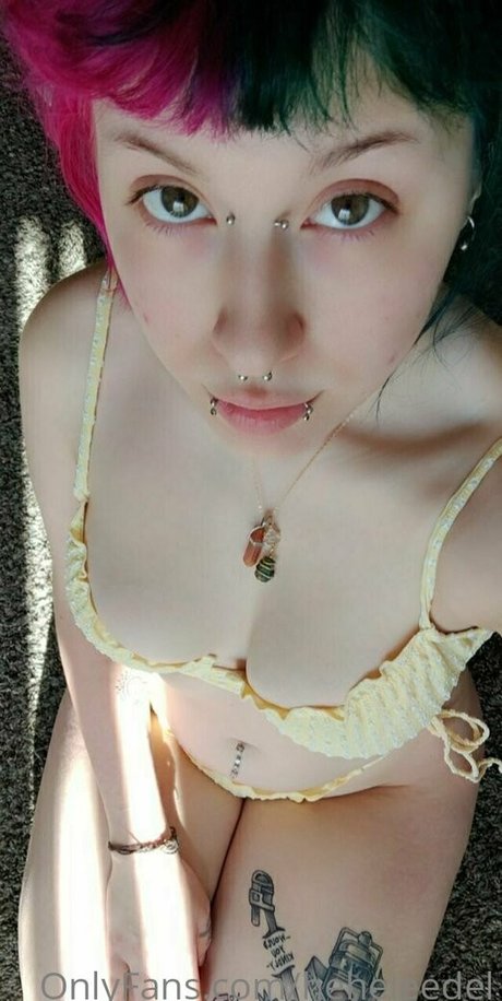 大きな乳首オンリーファンズ アートポルノ 画像