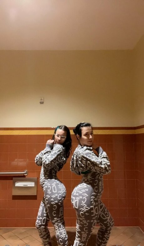 巨乳で曲線美のOnlyFans セクシー裸 ギャラリー