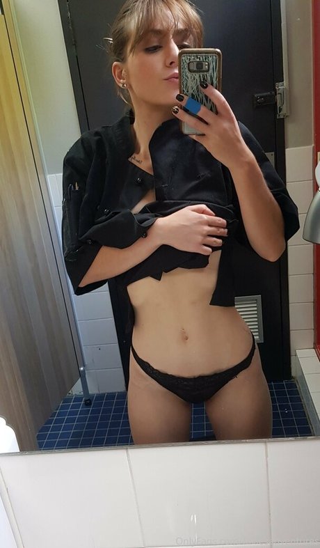 かわいいシーメールオンリーファンズ 美しいヌード 画像