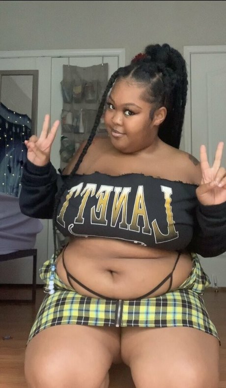 巨乳の黒人女性オンリーファンズ アートポルノ 画像