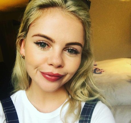 Saoirse Monica Jackson ヌードモデル ギャラリー