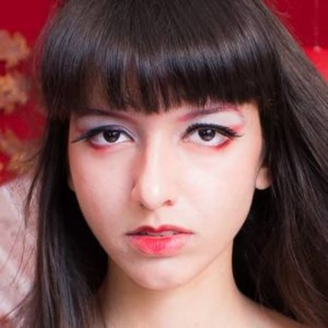 ブルネットの猫OnlyFans 美しい裸 写真