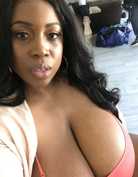 アンバー・オンリーファンズ アートポルノ ギャラリー