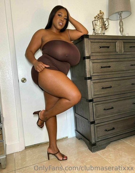 大きなお尻と巨乳のオンリーファンズ パーフェクト 写真