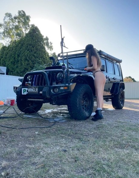 巨大なチンポを持つシーメールオンリーファンズ 裸 画像